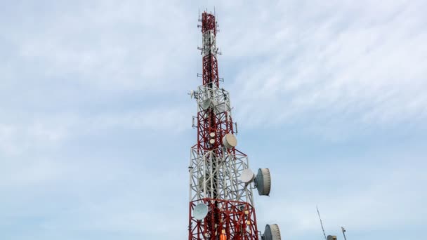 Tijdsverloop van telecommunicatietoren tegen lucht en wolken op de achtergrond — Stockvideo