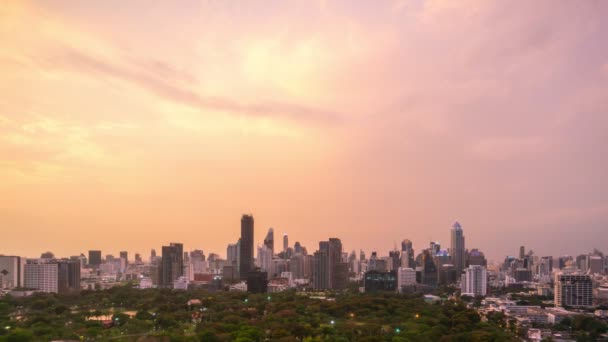 Tempo de transição diurna e noturna lapso de paisagem urbana e edifícios em metrópole — Vídeo de Stock