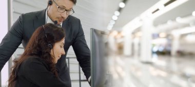 Ofiste çalışan, kulaklık takan iş adamları daha geniş görüşlü.