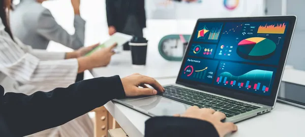 Mujer de negocios en la reunión de negocios utilizando el ordenador portátil con competencia en la oficina — Foto de Stock