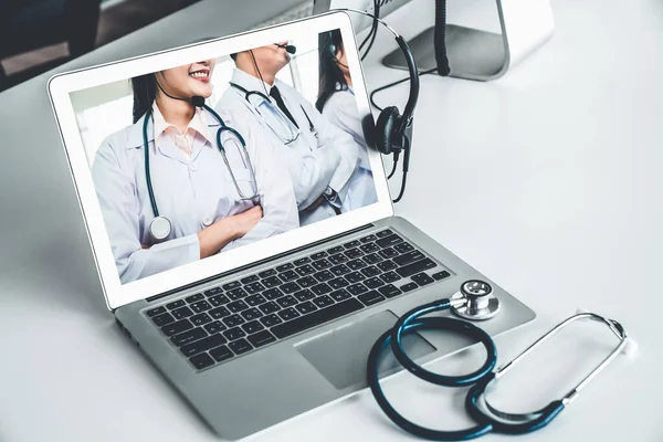 Телемедицина онлайн видео звонок для врача, чтобы активно общаться с пациентом — стоковое фото