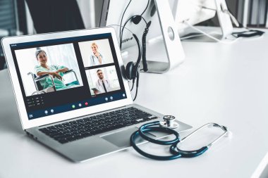 Doktorun hastayla aktif olarak konuşması için internet üzerinden teletıp görüntüsü