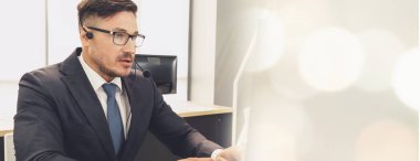 Ofiste çalışan, kulaklık takan iş adamları daha geniş görüşlü.