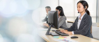 Ofiste çalışan, kulaklık takan iş adamları daha geniş görüşlü.