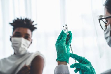 Genç adam, aşı için yetenekli doktoru hastanede ziyaret ediyor.