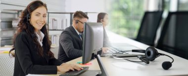 Ofiste çalışan, kulaklık takan iş adamları daha geniş görüşlü.