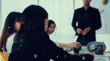 Şirket personeli toplantısındaki iş adamları imrendirici grafikle