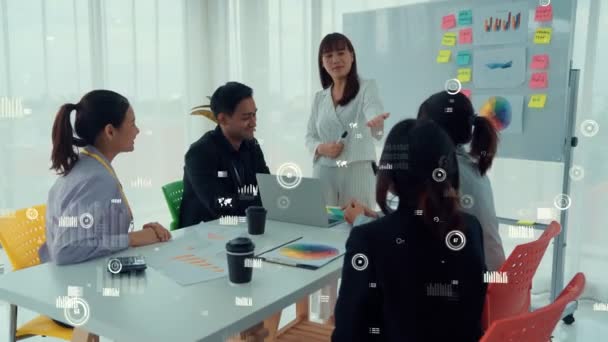 Biznesmeni w korporacyjnym spotkaniu pracowników z grafiką envisional — Wideo stockowe