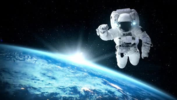 Astronauta astronauta hacer caminata espacial mientras trabaja para la misión de vuelos espaciales — Vídeo de stock