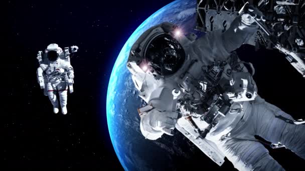 Astronaut ruimtevaarder doen ruimtewandeling tijdens het werken voor ruimtevaart missie — Stockvideo