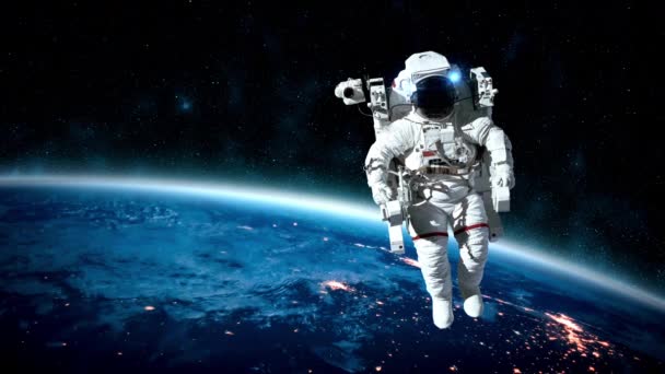 Космонавт совершает космический полет, работая в космическом полете. — стоковое видео