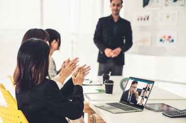 Video görüşmesi yapan iş adamları iş planlarını ayrıntılı bir şekilde tartıştılar.