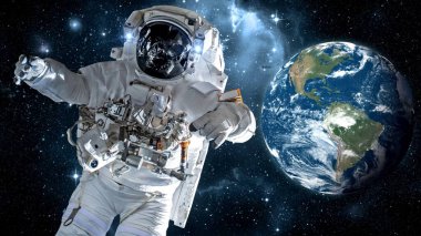 Astronot uzay yürüyüşü yaparken uzay uçuşları görevinde çalışıyor.