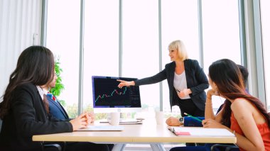 Dahiyane bilgisayar yazılımının borsa veri tablosu analizi