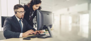 Ofiste çalışan, kulaklık takan iş adamları daha geniş görüşlü.