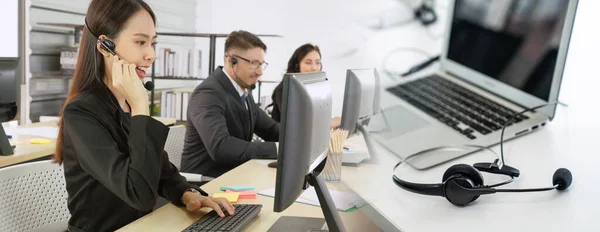 Gente de negocios con auriculares trabajando en la oficina ampliar vista —  Fotos de Stock