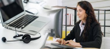 Ofiste çalışan, kulaklık takan iş adamları daha geniş görüşlü.