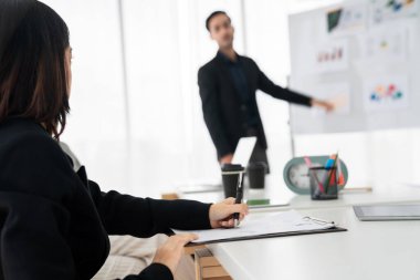 İş kadını toplantı yapıyor. Ofis odasında kağıt yazıyor. .