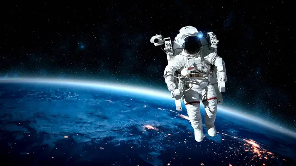 Astronaut ruimtevaarder doen ruimtewandeling tijdens het werken voor ruimtevaart missie — Stockfoto