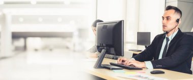 Ofiste çalışan, kulaklık takan iş adamları daha geniş görüşlü.