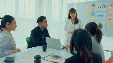 Yetenekli iş kadını takım liderinin iş projesi sunumu