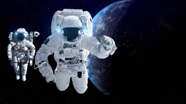 Astronot uzay yürüyüşü yaparken uzay uçuşları görevinde çalışıyor.