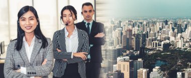 Ofiste çalışan, kulaklık takan iş adamları daha geniş görüşlü.