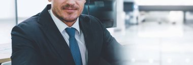 Geniş görünüm panoramik pankartta çağrı merkezi veya müşteri destek aracıName