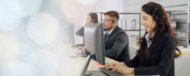 Ofiste çalışan, kulaklık takan iş adamları daha geniş görüşlü.