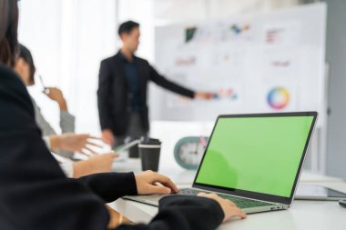 İş kadını ofis odasında bilgisayarı ustalıkla kullanıyor. .