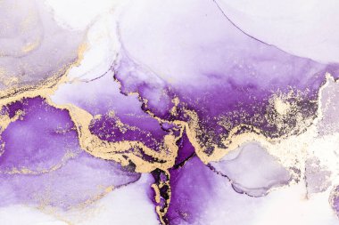 Kağıt üzerinde mermer sıvı mürekkep resminin mor altın soyut arkaplanı .
