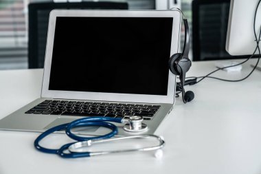 Klinikteki kulaklık ve doktor ekipmanları hasta için aktif destek için hazır.