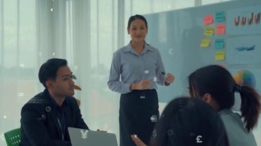 Şirket personeli toplantısındaki iş adamları imrendirici grafikle