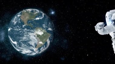 Astronot uzay yürüyüşü yaparken uzay uçuşları görevinde çalışıyor.