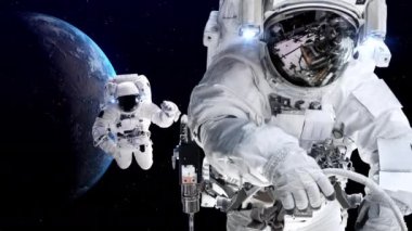 Astronot uzay yürüyüşü yaparken uzay uçuşları görevinde çalışıyor.