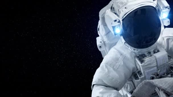 Astronaut kosmonaut dělat vesmírnou procházku, zatímco pracuje pro kosmické mise — Stock video