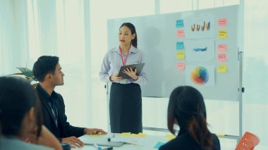 Yetenekli iş kadını takım liderinin iş projesi sunumu