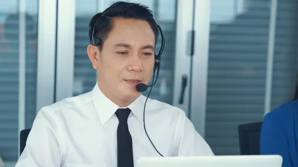 Uomo d'affari con auricolare che lavora attivamente in ufficio — Foto Stock
