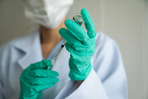 Skillful doctor prepare vaccine proficiently before injection — Stock Photo, Image