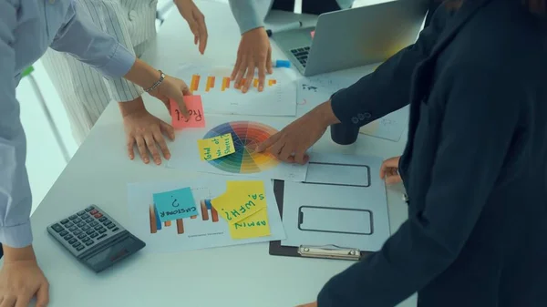 Empresários discutem proficientemente o projeto de trabalho na mesa de reuniões — Fotografia de Stock