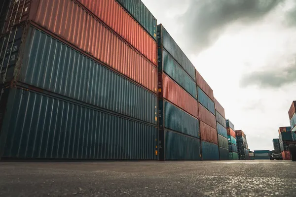 Denizaşırı nakliye için ağır makineli kargo konteynırı. .