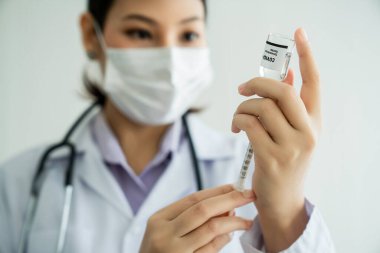 Yetenekli doktor aşıyı enjeksiyondan önce yeterince hazırlayın.
