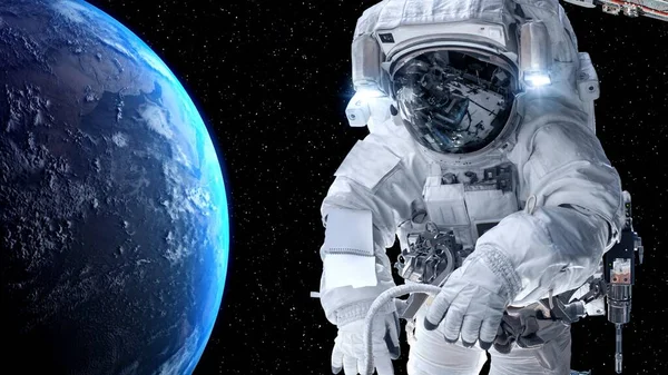 宇宙飛行士は宇宙飛行士の仕事をしながら宇宙遊泳を行います — ストック写真