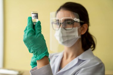 Yetenekli doktor aşıyı enjeksiyondan önce yeterince hazırlayın.