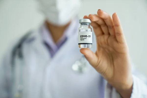 Dokter yang terampil mempersiapkan vaksin sebelum suntikan. — Stok Foto