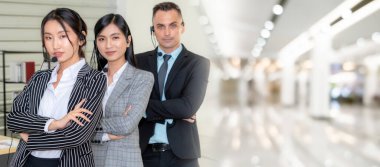 Ofiste çalışan, kulaklık takan iş adamları daha geniş görüşlü.