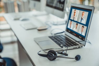 Doktorun hastayla aktif olarak konuşması için internet üzerinden teletıp görüntüsü