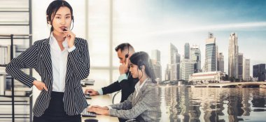 Ofiste çalışan, kulaklık takan iş adamları daha geniş görüşlü.