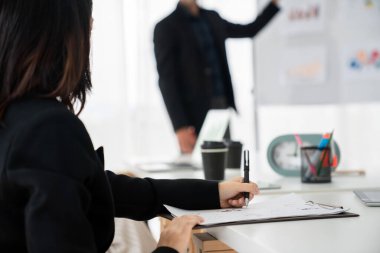 İş kadını toplantı yapıyor. Ofis odasında kağıt yazıyor. .