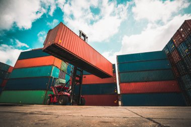 Denizaşırı nakliye için ağır makineli kargo konteynırı. .